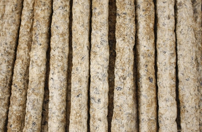 I Am Hundesnack Lachsstäbchen, Nahaufnahme der getrockneten Lachsstücke