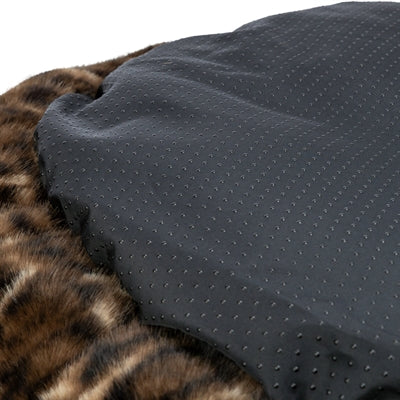 Hund im Trixie Leo Rundkorb Panther-Print braun gemütlich