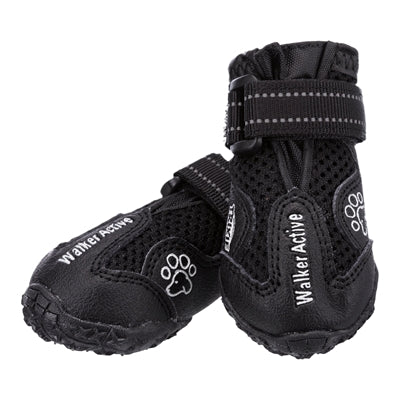 Trixie Hundeschuh Active schwarz – angezogen am Hund