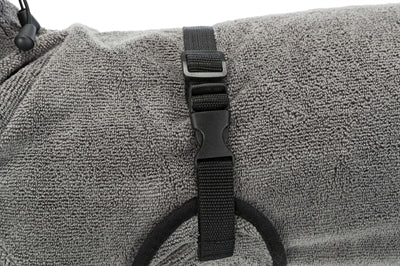 Trixie Bademantel für Hunde grau – Bauchgurt-Detail