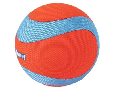 Chuckit Hundeball Orange Blau Detailansicht robustes Gummimaterial