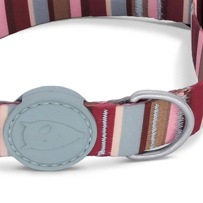 Morso Halsband Skyline Rot Rosa recycelt am Hund getragen Nahaufnahme
