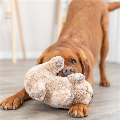 Trixie Wombat Plüsch recycelt Detailansicht – Hundespielzeug Stoff nachhaltig Textur Nahaufnahme