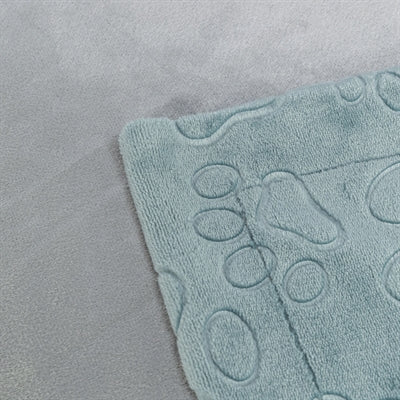 Trixie Barry Kuscheldecke blau-grau Seitenansicht – zusammengerollte Hundedecke Materialdetail