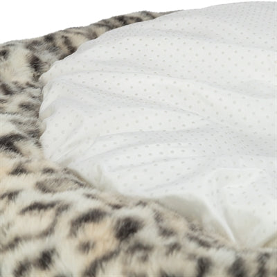 Hund im Trixie Leo Rundkorb Panther-Print creme kuschelig