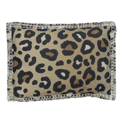 Katze kuschelt mit Trixie Leo Spielkissen Panther-Druck Baldrian